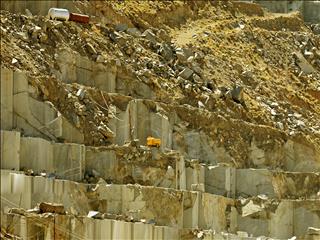 واردات همه مواد معدنی از افغانستان به جز سنگ‌های ساختمانی میسر است
