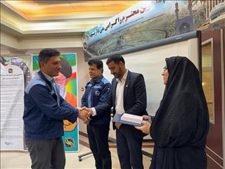 برگزیدگان مسابقات کتابخوانی و ورزشی در سنگ‌آهن مرکزی ایران تقدیر شدند